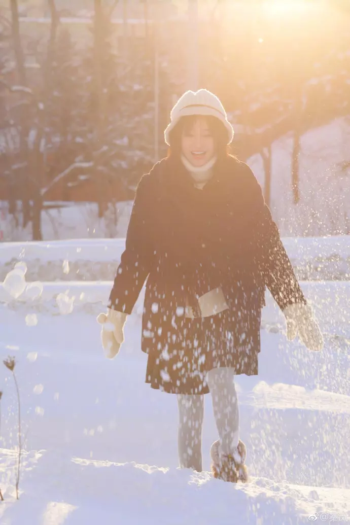 【37歲秦嵐雪地寫真大曝光!】富察皇后長發飄飄微微甜笑,一舉一動都是白月光! (內有多圖)