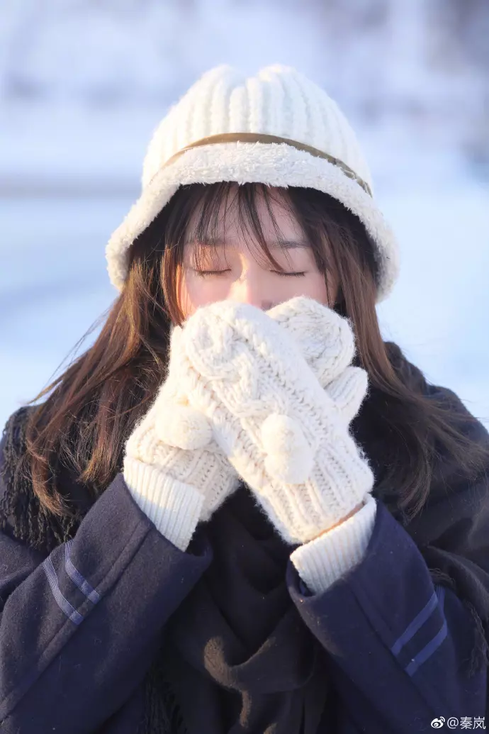 【37歲秦嵐雪地寫真大曝光!】富察皇后長發飄飄微微甜笑,一舉一動都是白月光! (內有多圖)