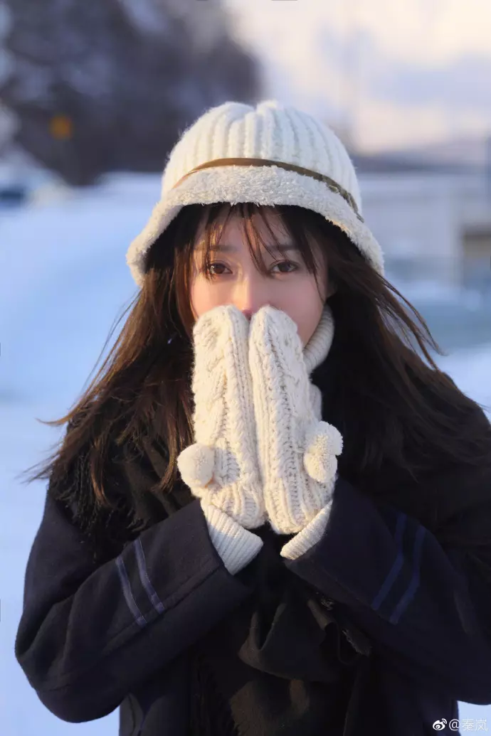 【37歲秦嵐雪地寫真大曝光!】富察皇后長發飄飄微微甜笑,一舉一動都是白月光! (內有多圖)