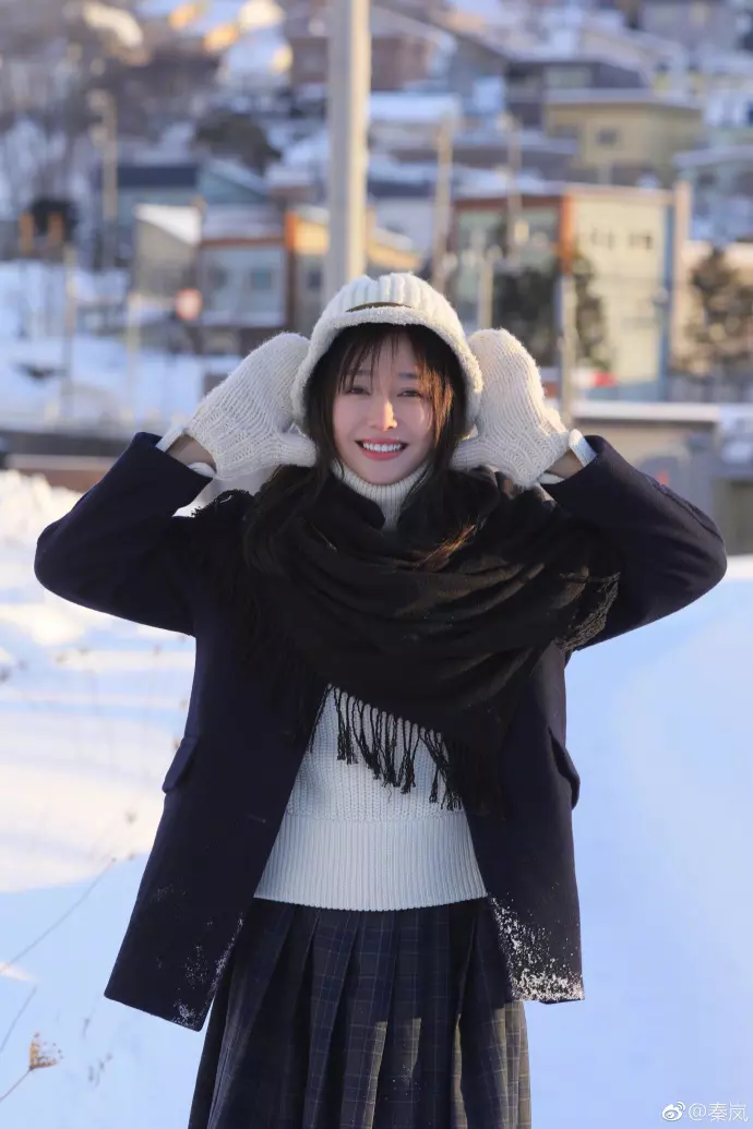 【37歲秦嵐雪地寫真大曝光!】富察皇后長發飄飄微微甜笑,一舉一動都是白月光! (內有多圖)