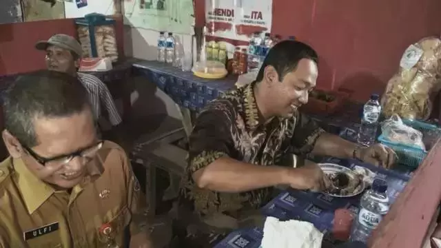 這家用垃圾當鈔票的餐廳,火爆到排隊,還上了綜藝節目