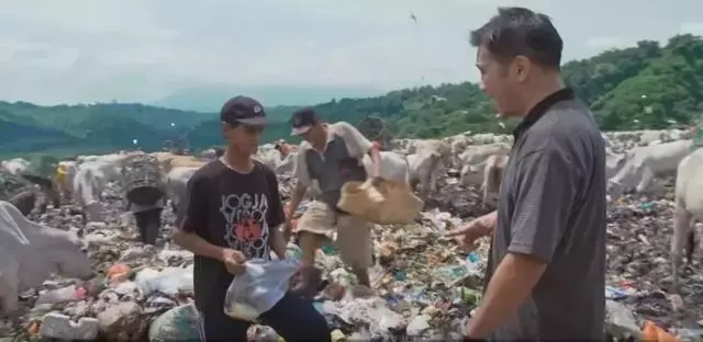 這家用垃圾當鈔票的餐廳,火爆到排隊,還上了綜藝節目