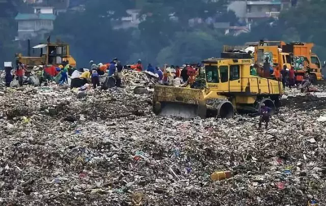 這家用垃圾當鈔票的餐廳,火爆到排隊,還上了綜藝節目