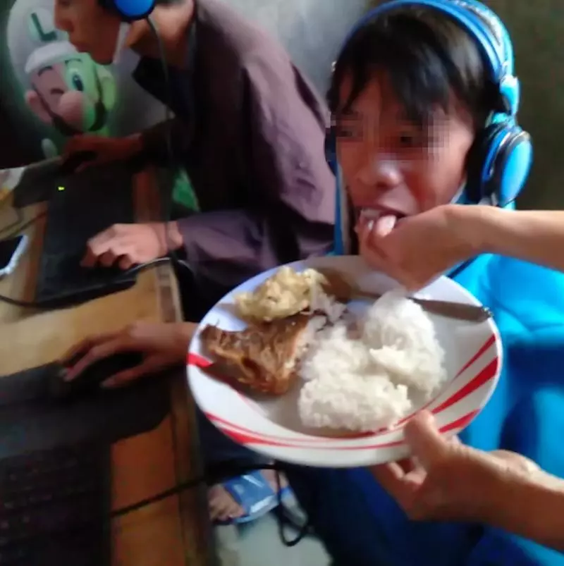 連打48hr!男童成電玩喪屍 溺愛媽徒手餵食:吃一下吧