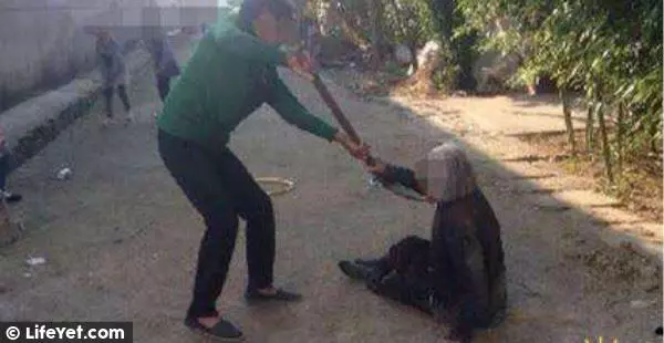 因果報應:祖宗牌位突然倒地,百歲老太當夜去世,6子女齊齊遭雷劈死!