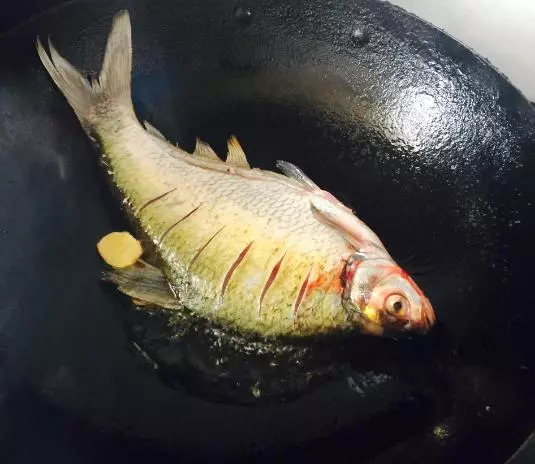 無論煎什麼魚,掌握好這4種小技巧,煎出來的魚不粘鍋不掉皮