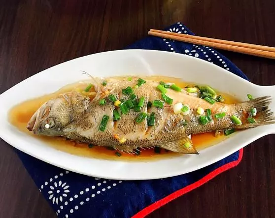 無論煎什麼魚,掌握好這4種小技巧,煎出來的魚不粘鍋不掉皮