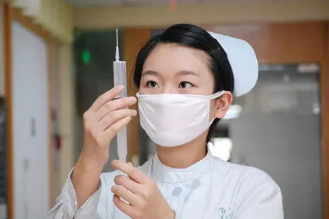 女兒車禍住院,女婿一個月不露面,俺勸離婚,護士一話俺自抽嘴巴