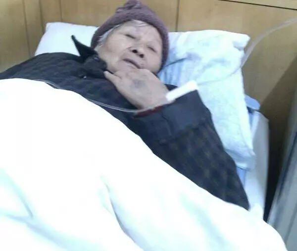 媽臨終一直盯著牆,沒人懂含義,5年後兒子結婚,貼喜字時蒙啦