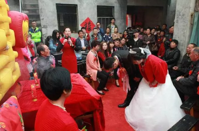 媽臨終一直盯著牆,沒人懂含義,5年後兒子結婚,貼喜字時蒙啦
