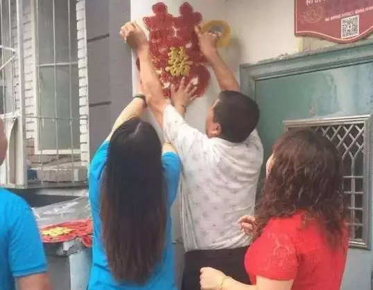 媽臨終一直盯著牆,沒人懂含義,5年後兒子結婚,貼喜字時蒙啦