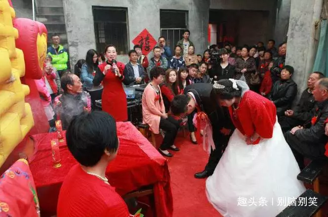 兩任新娘都在新婚夜逃跑,母親罵俺不爭氣,俺掀開床墊,母親蒙了