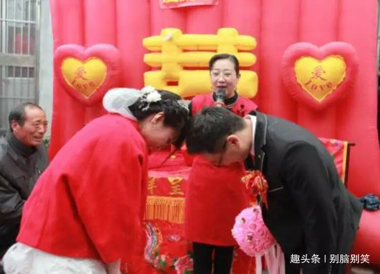 兩任新娘都在新婚夜逃跑,母親罵俺不爭氣,俺掀開床墊,母親蒙了