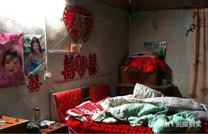 兩任新娘都在新婚夜逃跑,母親罵俺不爭氣,俺掀開床墊,母親蒙了