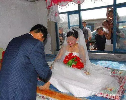 新婚夜新娘被前男友叫走,回來後精神失常,得知原因新郎上門感謝