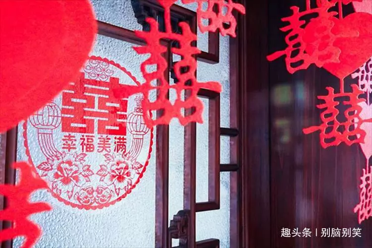 新婚夜新娘被前男友叫走,回來後精神失常,得知原因新郎上門感謝