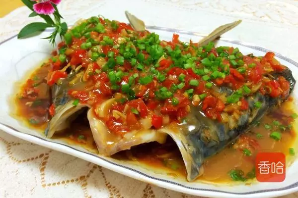 教你剁椒魚頭家常做法,香辣下飯,比飯店做的都好吃,湯汁都不放過