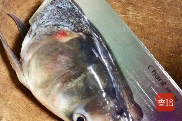 教你剁椒魚頭家常做法,香辣下飯,比飯店做的都好吃,湯汁都不放過