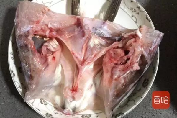 教你剁椒魚頭家常做法,香辣下飯,比飯店做的都好吃,湯汁都不放過