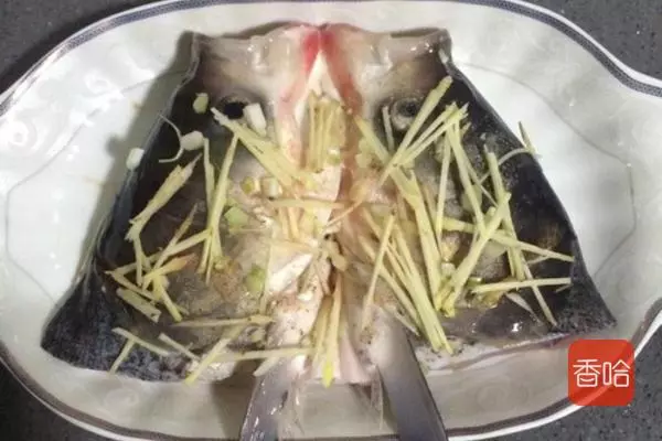 教你剁椒魚頭家常做法,香辣下飯,比飯店做的都好吃,湯汁都不放過