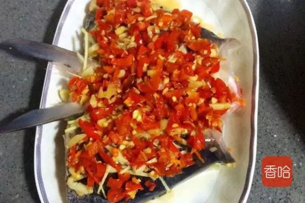 教你剁椒魚頭家常做法,香辣下飯,比飯店做的都好吃,湯汁都不放過