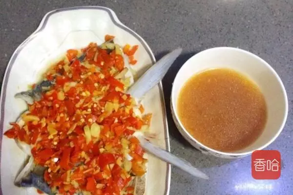 教你剁椒魚頭家常做法,香辣下飯,比飯店做的都好吃,湯汁都不放過