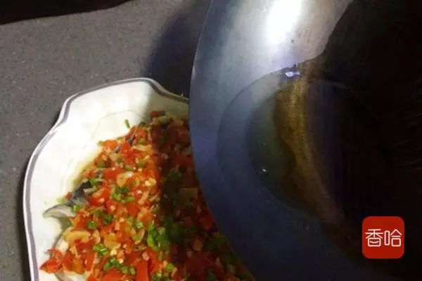 教你剁椒魚頭家常做法,香辣下飯,比飯店做的都好吃,湯汁都不放過