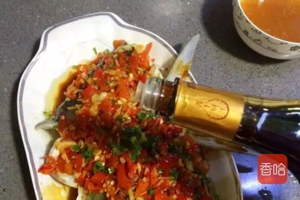 教你剁椒魚頭家常做法,香辣下飯,比飯店做的都好吃,湯汁都不放過
