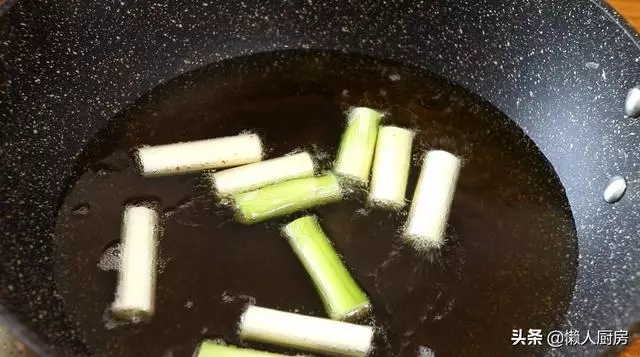 魚香茄子吃膩了,換種做法做茄子,蔥香濃郁,超下飯