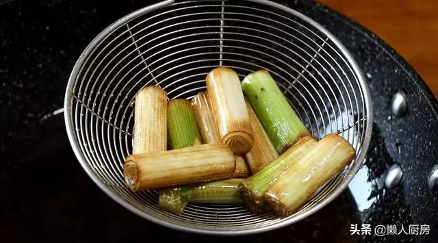 魚香茄子吃膩了,換種做法做茄子,蔥香濃郁,超下飯