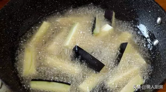 魚香茄子吃膩了,換種做法做茄子,蔥香濃郁,超下飯