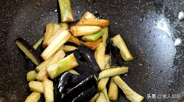魚香茄子吃膩了,換種做法做茄子,蔥香濃郁,超下飯