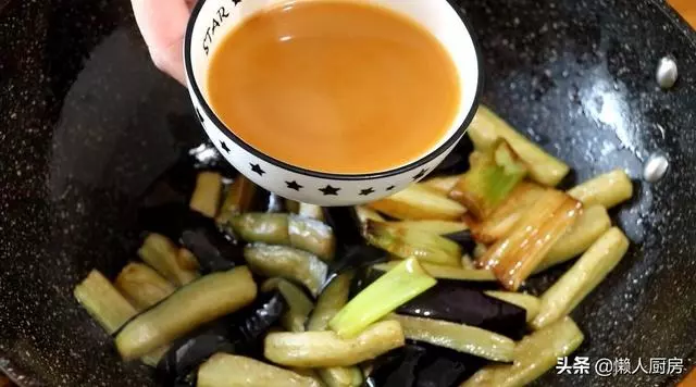 魚香茄子吃膩了,換種做法做茄子,蔥香濃郁,超下飯