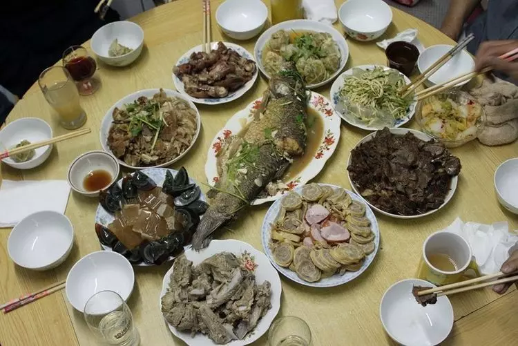 過年回娘家送禮,媽搬來六個凳子,俺發誓此生再不登娘家門