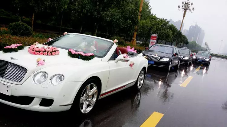 婚禮前新娘車禍身亡,男子堅持結婚,瞅見婚車下來的人,全場沸騰