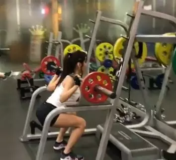 最強美魔女牙醫!50歲超正媽和女兒自拍「以為是姊妹」 私下「火辣S線照」曝光翻身人氣網紅!