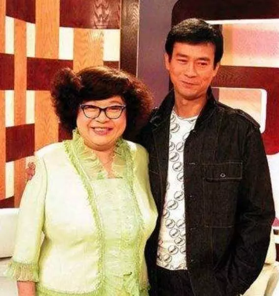 鄭少秋遇沈殿霞前已有個女兒,同父不同命,走在路上無人識