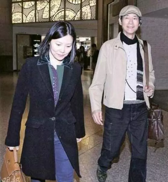 鄭少秋遇沈殿霞前已有個女兒,同父不同命,走在路上無人識