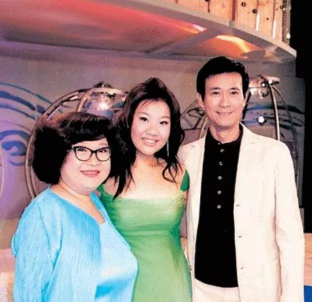 鄭少秋遇沈殿霞前已有個女兒,同父不同命,走在路上無人識