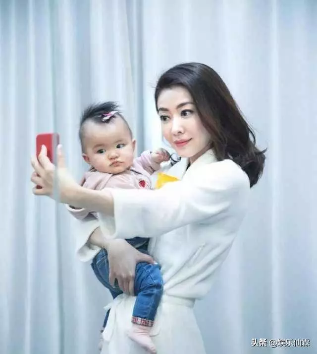 熊黛林硬要和小女兒合照,二人長相似粘貼複製,寶寶一臉呆萌