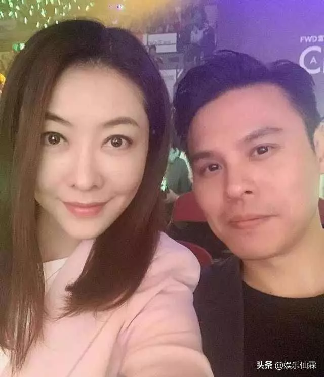 熊黛林硬要和小女兒合照,二人長相似粘貼複製,寶寶一臉呆萌