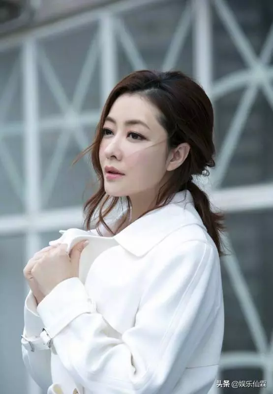 熊黛林硬要和小女兒合照,二人長相似粘貼複製,寶寶一臉呆萌