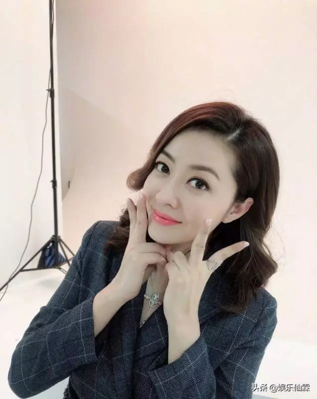 熊黛林硬要和小女兒合照,二人長相似粘貼複製,寶寶一臉呆萌