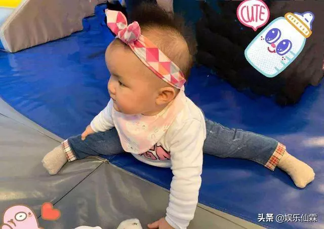 熊黛林硬要和小女兒合照,二人長相似粘貼複製,寶寶一臉呆萌
