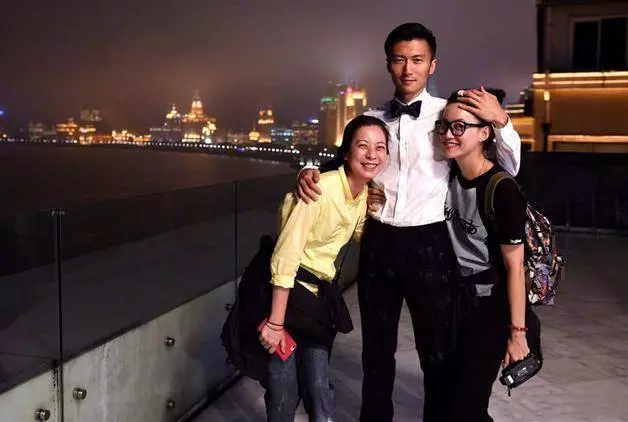 長相酷似王菲,陪在謝霆鋒身邊23年,8歲私生女顏值爆表