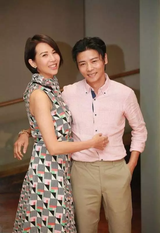 鄭佩佩女兒原子鏸大婚:朱茵、陳法蓉、蔡少芬、張晉等到場祝賀