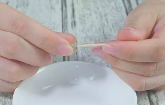 臉上長脂肪粒不要用手擠,教你3個小妙招,就能快速去除脂肪粒! !