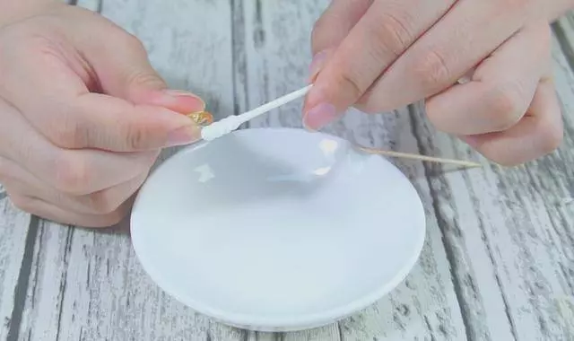 臉上長脂肪粒不要用手擠,教你3個小妙招,就能快速去除脂肪粒! !