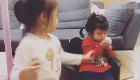 賈靜雯曬咘咘波妞相愛相殺視頻,咘咘推波妞四下,波妞一招反殺