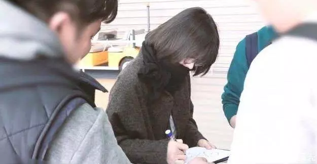 宋慧喬宋仲基真掰了?喬妹喝酒買醉刪照片,機場現身未戴婚戒